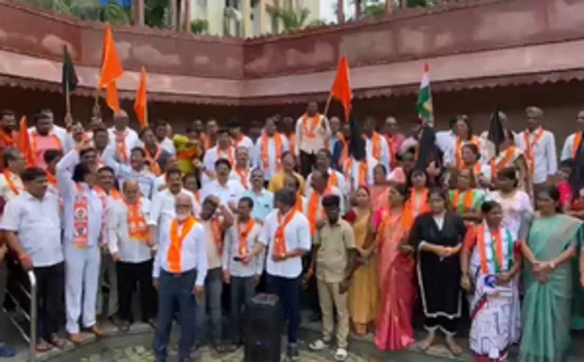 बदलापुर में मासूम बच्चियों से यौन उत्पीड़न के खिलाफ मुंबई में एमवीए का विरोध प्रदर्शन